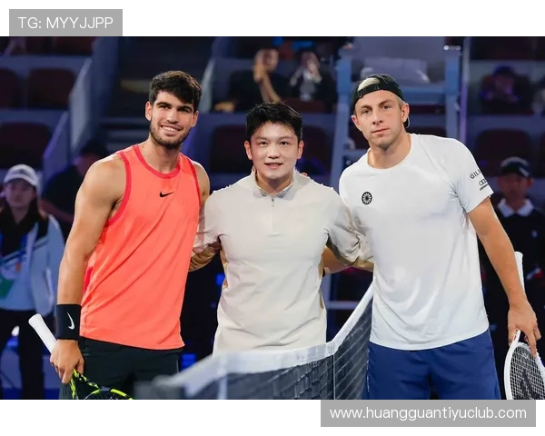 网球赛场最新战报：顶尖球员鏖战激烈比赛精彩瞬间回顾